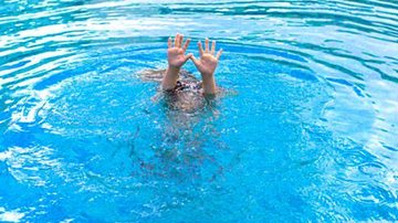 Menina foi encaminhada ao hospital após passar por procedimentos de primeiros socorros feitos por policiais militares Em Caraguatatuba, criança de três anos se afoga em piscina - Foto: Divulgação