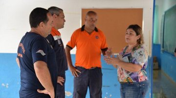 Prefeita Flávia Pascoal conversa com equipe da Defesa Civil - Foto: PMU