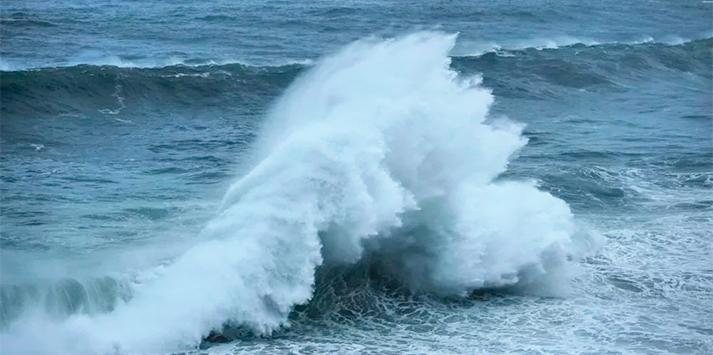 A previsão é de ressaca marítima e altas ondas na região Previsão de ondas no litoral - Foto: Marcos Serra Lima