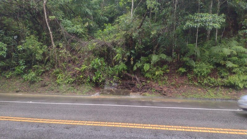 Chuva formou uma cachoeira na Rio-Santos; rodovia sofreu com deslizamentos de terra e alagamentos no Carnaval RODOVIA RIO-SANTOS Água descendo do morro na rodovia Rio-Santos - Thiago Reis Dantas