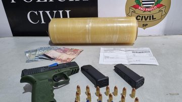 Itens que foram apreendidos pela polícia em residência no bairro Pae Cará, em Guarujá Guarujá: Pistola israelense é apreendida em casa de investigado por tráfico de drogas Itens que foram apreendidos pela polícia em residência no bairro Pae Cará, em Guaruj - Assessoria de Imprensa Polícia Civil - DEINTER-6