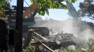 Área de construção estava com risco de alagamento além de pertencer à preservação ambiental Desocupação em PG Trator demolindo uma casa - Divulgação/Jairo Marques
