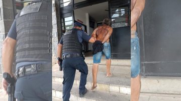 Homem foi encontrado na quinta-feira (16) na região de Santo Antônio Homem capturado Homem sendo encaminhado à delegacia com algemas - Divulgação