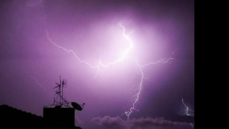 Era uma noite escura e tempestuosa... Tempestade elétrica na Baixada Santista registra 1200 relâmpagos em 40 minutos Raio cruza o céu noturno em Santos - Rodolfo Bonafim