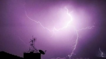 Era uma noite escura e tempestuosa... Tempestade elétrica na Baixada Santista registra 1200 relâmpagos em 40 minutos Raio cruza o céu noturno em Santos - Rodolfo Bonafim