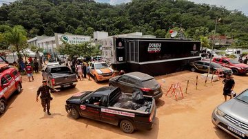 A iniciativa garante conectividade para os atendimentos à população atingida pelas chuvas Parceria entre Governo de SP e Embratel oferece internet via satélite no Litoral Norte Carreta do Poupatempo Móvel em São Sebastião - Governo de SP