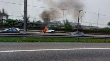 Carro em chamas na rodovia Anchieta na tarde de hoje Carro pega fogo na entrada de Santos da rodovia Anchieta Carro em Chamas - Imagem: Sistema Costa Norte