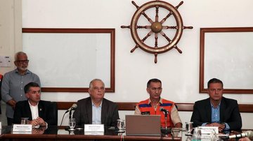 Reunião aconteceu na sede da Santos Port Authority Santos reforça ao Governo Federal necessidade de obras para enfrentar chuvas Ministro Márcio França e prefeito Rogério Santos durante reunião - Francisco Arrais/Prefeitura de Santos