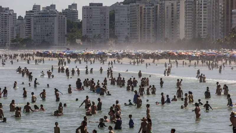 Praia de Pitangueiras, em Guarujá CAPA - Carnaval 2023 no litoral de SP: saiba o que você pode ou não fazer nas praias Mar cheio de banhistas - Imagem: Reprodução / Adriano Vizoni / FolhaPress