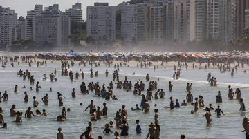 Praia de Pitangueiras, em Guarujá CAPA - Carnaval 2023 no litoral de SP: saiba o que você pode ou não fazer nas praias Mar cheio de banhistas - Imagem: Reprodução / Adriano Vizoni / FolhaPress