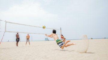 As regras levam em conta a concentração de pessoas nas praias Carnaval 2023: Pode praticar esportes nas praias a qualquer hora do dia? Homens jogando vôlei de praia - Pexels