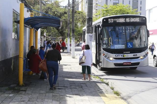 Passageiros da linha 003 poderão usufruir o novo serviço Ônibus no Guarujá Passageiros no ponto aguardam o ônibus - Diário do Litoral