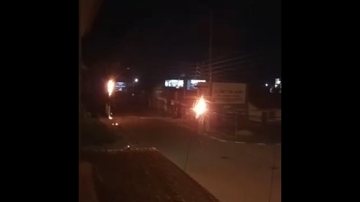 Em média, mais de nove cabos foram furtados por dia em 2023 nas cidades do litoral sul, disse concessionária Furto de cabos causa incêndio em postes e revolta morador de Bertioga; Vídeo Postes pegando fogo - Imagem: Reprodução / Facebook@Aconteceu em Bertioga
