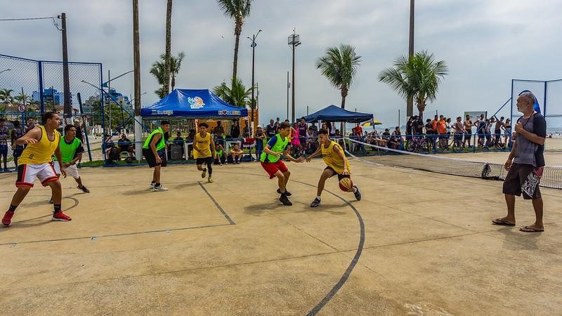 A programação da Arena Esportiva segue até o dia 29 de janeiro Agita Bertioga terá Torneio de Basquete 3×3 neste sábado (28) Pessoas jogando Basquete - Divulgação/Prefeitura de Bertioga