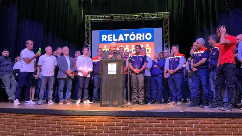 Presidente Lula durante discurso em São Sebastião no início da tarde de hoje. Ao fundo prefeito da cidadae, governador de SP e ministros de Estado Reconstrução de São Sebastião “vai acontecer de verdade”, diz presidente Lula - Imagem: Cláudio Rodrigues / Sistema Costa Norte