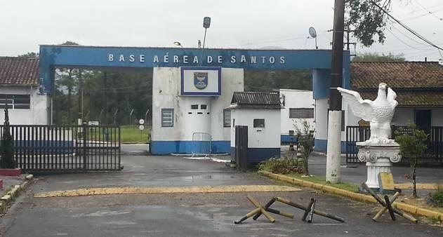 Localizada no distrito de Vicente de Carvalho em Guarujá, Base Aérea de Santos deve receber voos comerciais no segundo semestre de 2023 Fachada da Base Aérea de Santos - O Globo