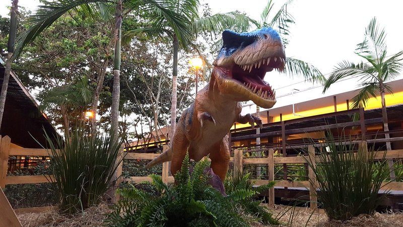 Até o Tiranossauro Rex tá indo passar uma temporada em Caraguá, e você? "Dinossauros" invadem Caraguatatuba Escultura de Tiranossauro Rex em shopping de Caraguatatuba - Divulgação