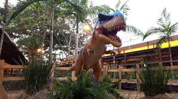 Até o Tiranossauro Rex tá indo passar uma temporada em Caraguá, e você? "Dinossauros" invadem Caraguatatuba Escultura de Tiranossauro Rex em shopping de Caraguatatuba - Divulgação
