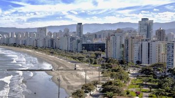 Santos é a cidade com maior população do litoral Paulista; abriga o maior porto do País e recebe milhões de turistas que visitam suas praias anualmente ORLA DE SANTOS Orla da praia de Santos - Arquivo
