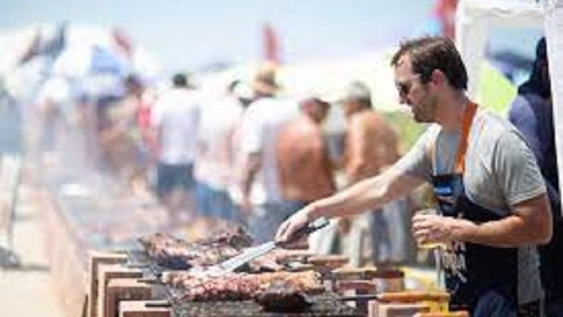 Churrasco na praia é proibido em quase todas as cidades do litoral de SP 3 - Carnaval 2023 no litoral de SP: saiba o que você pode ou não fazer nas praias Homem fazendo churrasco na praia - Imagem ilustrativa: Reprodução / Revista Sabores do Sul