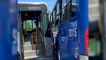 Os ônibus envolvidos no acidente são das empresas City e BR Mobilidade Acidente entre onibus - Reprodução