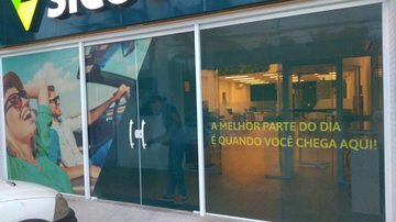 Unidade fica na avenida 19 de maio, 145 - Jardim Albatroz Cooperativa de crédito inaugura primeira agência em Bertioga Fachada da Sicoob Bertioga - Divulgação