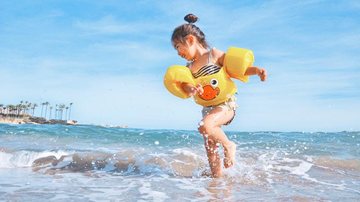 Separamos as melhores praias para crianças no Litoral Norte de São Paulo Confira as melhores praias para crianças no Litoral Norte de São Paulo criança na praia - Foto: São Paulo para Crianças