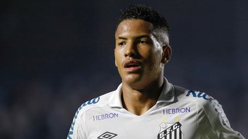 Imagem Santos segura Ângelo