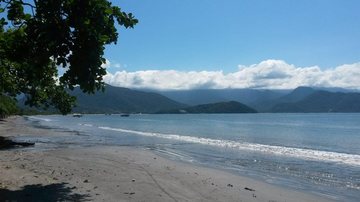 Praia de Itaguá, em Ubatuba Ubatuba tem apenas duas praias com bandeira vermelha da Cetesb - Site Curiosidades de Ubatuba