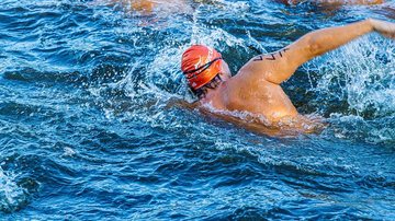 Didiversas modalidades estarão disponíveis neste ano Aquathlon Homem nadando em aguas abertas - Divulgação/Prefeitura de Bertioga