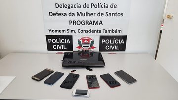 Polícia apreendeu celulares, notebook e pen drives em um dos imóveis do suspeito Santos: Homem é preso por suspeita de estupro de vulnerável e por fotografar os abusos Celulares, notebook e pen drives apreendidos pela polícia - Assessoria de Imprensa Polícia Civil - DEINTER-6