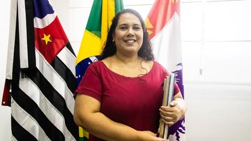 Através do aprimoramento que será obtido neste mês de intensivão, ela busca atrair os olhos do mercado profissional e conquistar um estágio na área em seu retorno ao Brasil. Mulher recebe bolsa para estuda na inglaterra Mulher com roupa da cor vinho com as - Divulgação/Prefeitura de São Vicente