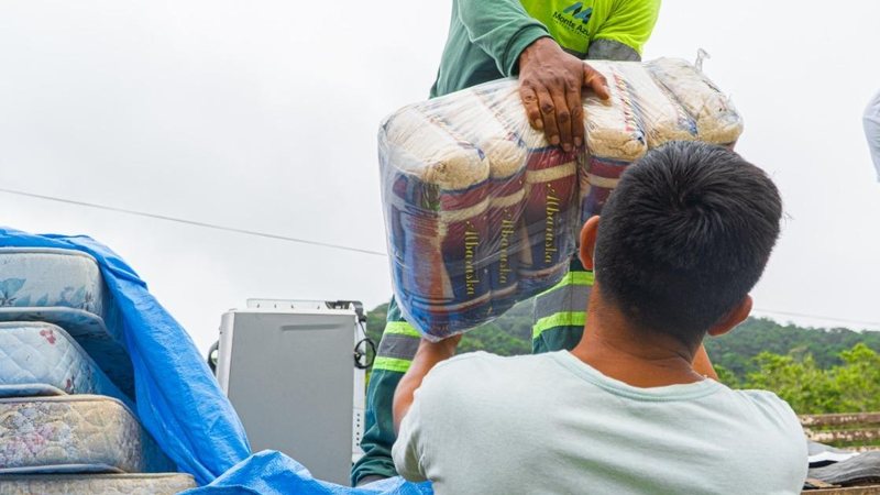 Aldeia Rio Silveira é localizada na divisa entre os municípios de Bertioga e São Sebastião Prefeitura de Bertioga realiza ações para ajudar Aldeia Rio Silveira atingida pelas chuvas Pacotes de arroz sendo tirado do caminhão e sendo dado para um índio - Divulgação/prefeitura de Bertioga