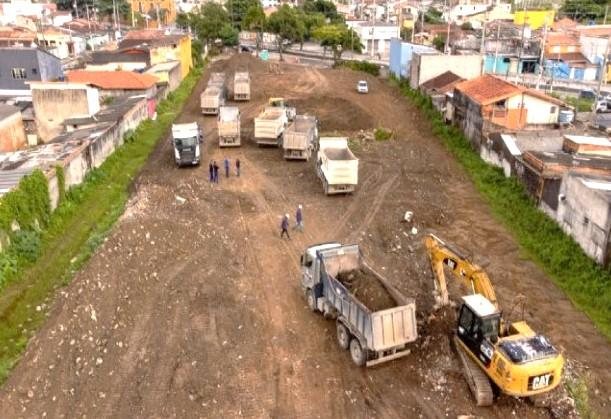 Oito terrenos foram indicados ao Governo do Estado para a construção de casas destinadas às vítimas das chuvas São Sebastião inicia terraplenagem para construção de casas às vítimas das chuvas Trabalho de terraplenagem em bairro de São Sebastião - André Santos/Prefeitura de São Sebastião