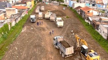 Oito terrenos foram indicados ao Governo do Estado para a construção de casas destinadas às vítimas das chuvas São Sebastião inicia terraplenagem para construção de casas às vítimas das chuvas Trabalho de terraplenagem em bairro de São Sebastião - André Santos/Prefeitura de São Sebastião