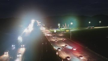 Tráfego está congestionado em pontos da rodovia sentido litoral na noite desta sexta-feira (17) Rodovia dos Imigrantes Rodovia com tráfego congestionado - Reprodução/Ecovias