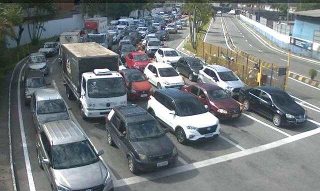 Espera do lado Guarujá chega a 65 minutos nesta manhã de quarta-feira (8) Travessia de balsas entre Santos e Guarujá segue complicada nesta quarta-feira (8) Fila de veículos do lado Guarujá da travessia de balsas entre Santos e Guarujá - DH