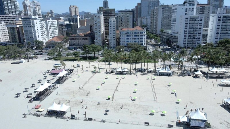 Programação da arena acontece das 8h às 19h Arena Verão em Santos segue até domingo (29) com muito agito e esportes Arena Verão na praia do Gonzaga, em Santos - Prefeitura de Santos