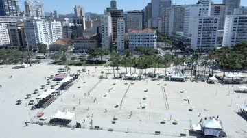 Programação da arena acontece das 8h às 19h Arena Verão em Santos segue até domingo (29) com muito agito e esportes Arena Verão na praia do Gonzaga, em Santos - Prefeitura de Santos