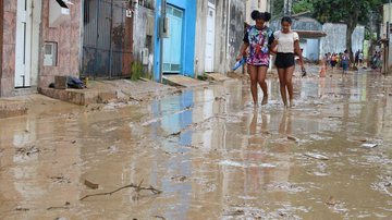 Moradores afetados pela tempestade precisam de ajuda Chuvas no litoral norte Mulheres caminham no meio da lama depois das fortes chuvas - EBC