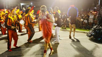 Desfile da escola Renascer durante carnaval de 2020 Carnaval 2023 em Guarujá terá desfiles na orla da Enseada Mulher desfilando em passarela de carnaval - Imagem: Arquivo / Hygor Abreu / Prefeitura de Guarujá