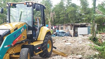 A Comissão Especial para Contenção de Invasão das Áreas de Preservação atua constantemente com várias frentes de trabalho coibindo novas invasões na cidade Praia Grande: pessoa é detida por invadir área de preservação permanente Trator derrubando barracos  - Prefeitura de Praia Grande