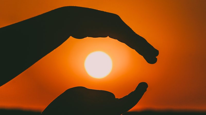 Um sol pra cada um em Santos! Santos registra sensação térmica de 48 graus na manhã desta terça-feira (14) Pessoa posando pra foto como se estivesse segurando o sol com as mãos - Pexels