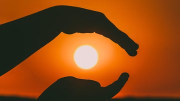 Um sol pra cada um em Santos! Santos registra sensação térmica de 48 graus na manhã desta terça-feira (14) Pessoa posando pra foto como se estivesse segurando o sol com as mãos - Pexels