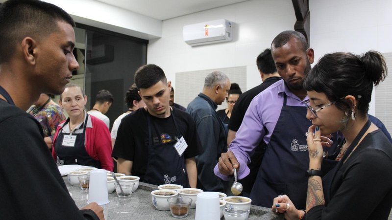 Alunos participam do curso na sede da Associação Comercial de Santos Degustação de café Alunos provam café - Fly Comunicação