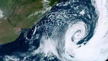Ciclone tinha ventos equivalentes à força de um furacão em alto mar Afinal, que fim levou o tal “ciclone-bomba”? Ciclone-bomba na costa da Argentina - Reprodução/Satélite NOAA/ND/MetSul