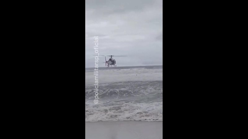 Equipe de resgate durante salvamento em Bertioga Vídeo mostra helicóptero Águia salvando casal de afogamento no mar de Bertioga Helicóptero salvando afogado no mar - Imagem: Divulgação / Polícia Militar@Instagram
