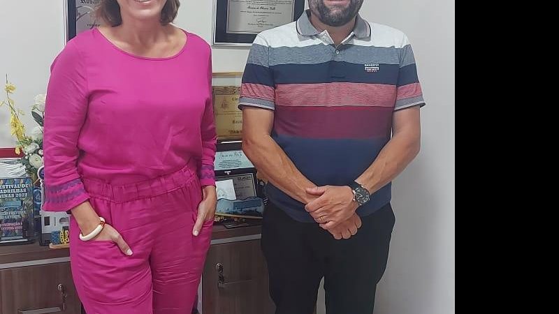 Presidente da Câmara de Bertioga, vereador Carlos Ticianelli, agradece a deputada federal Rosana Valle pela verba de R$ 500 mil Vereador Carlos Ticianelli e deputada federal Rosana Valle - Divulgação