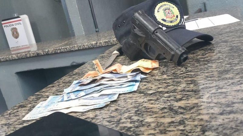 Na abordagem, foram encontrados dinheiro em espécie, um simulacro de arma de fogo, uma faca e um celular, além de objetos como alicate Casal que cometeu roubo com refém em sorveteria de São Vicente é preso Dinheiro, arma e celular que foram recuperados pel - Divulgação/Prefeitura de São Vicente