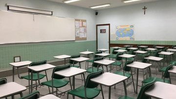 A UE Regina Célia dos Santos está se preparando para a volta às aulas e recebe ações de conversa na quarta-feira (1º) e sexta-feira (03) Sala de aula São vicente Uma sala de aula com cadeiras verdes e mesas brancas - Divulgação/CSVP